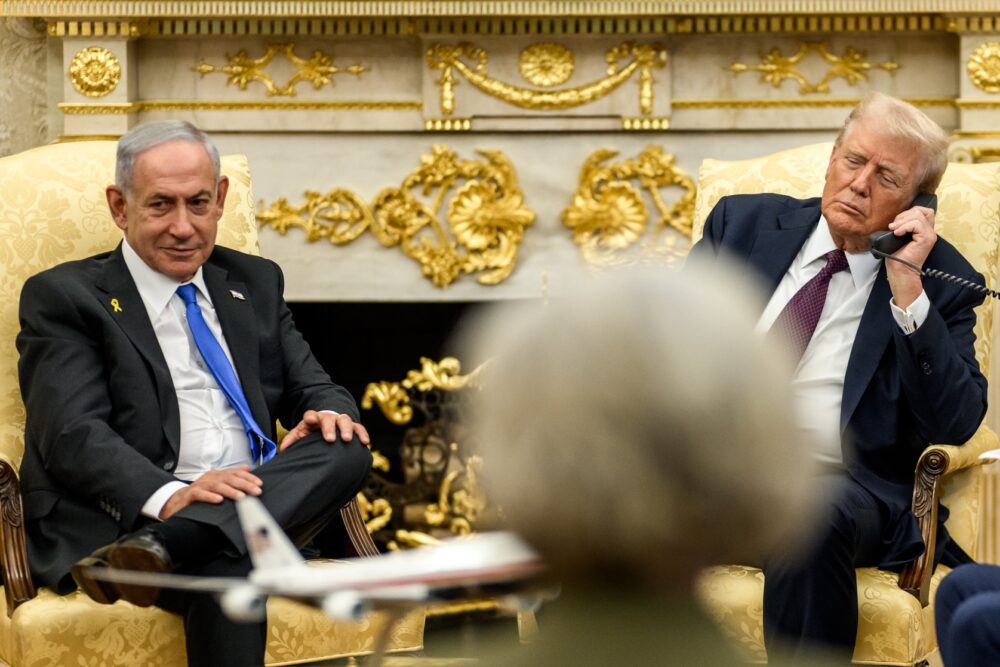 O presidente Donald J. Trump realiza uma teleconferência trilateral com o primeiro-ministro Benjamin Netanyahu, de Israel, e o primeiro-ministro Mohammed bin Abdulrahman bin Jassim Al Thani, do Catar, no Salão Oval