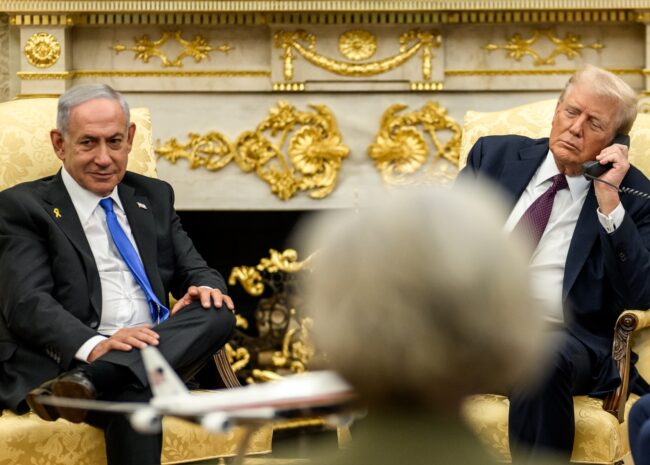 O presidente Donald J. Trump realiza uma teleconferência trilateral com o primeiro-ministro Benjamin Netanyahu, de Israel, e o primeiro-ministro Mohammed bin Abdulrahman bin Jassim Al Thani, do Catar, no Salão Oval