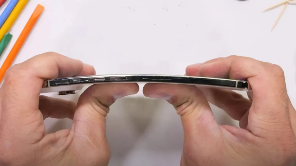 O iPhone Air passou no teste de flexibilidade - JerryRigEverything