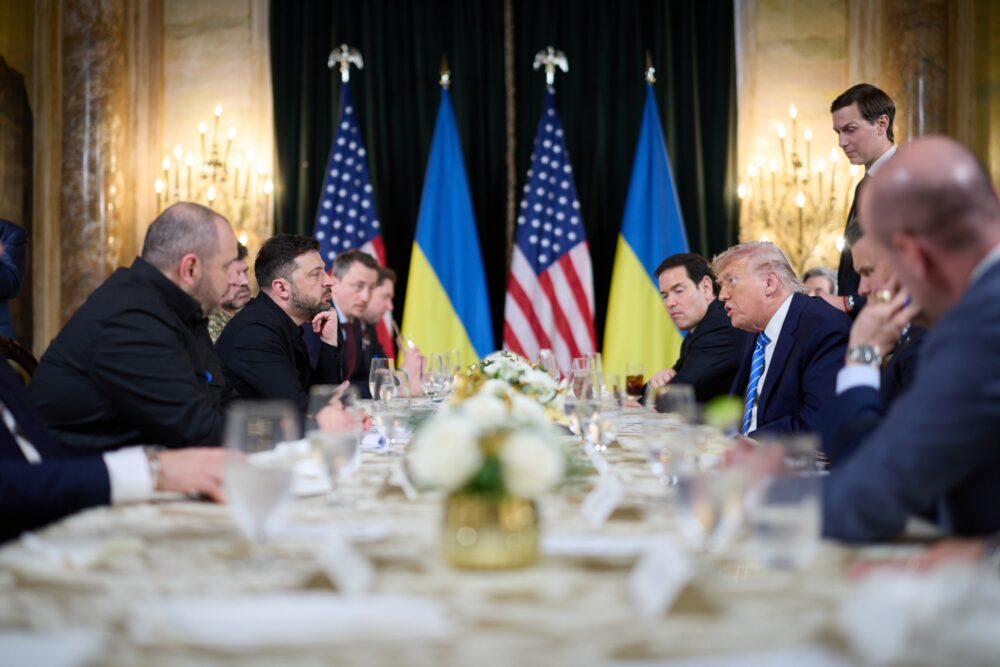 Encontro de Trump e Zelenskyy no resort Mar-a-lago por Ostap Yarysh