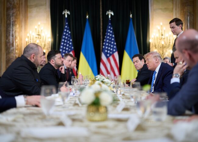 Encontro de Trump e Zelenskyy no resort Mar-a-lago por Ostap Yarysh