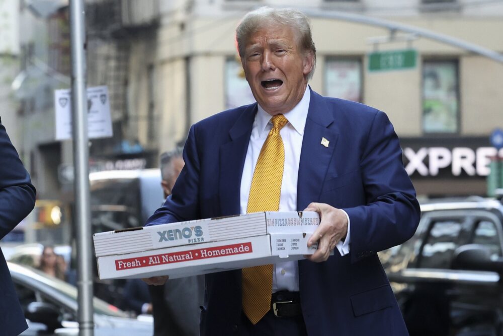 Donald Trump Carregando Pizzas