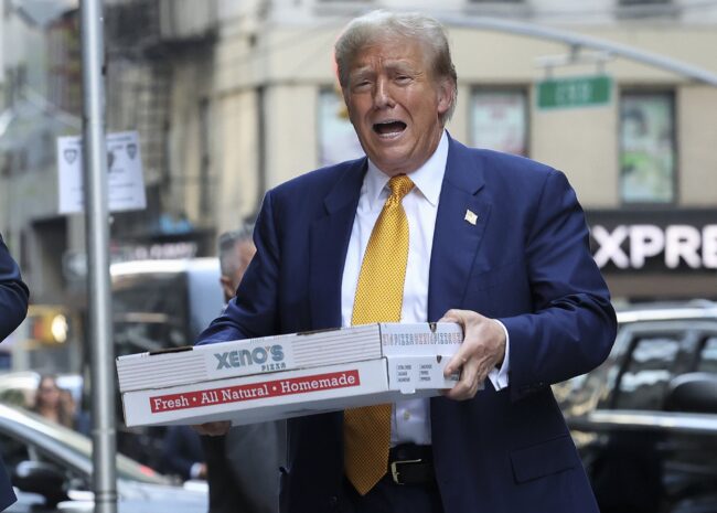 Donald Trump Carregando Pizzas